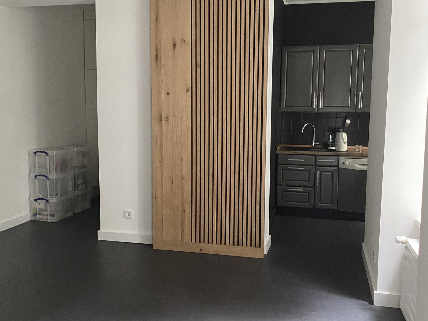 Wandverkleidung mit integrierter Schiebetuer