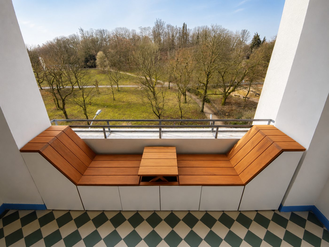 Sitzbank auf dem Balkon